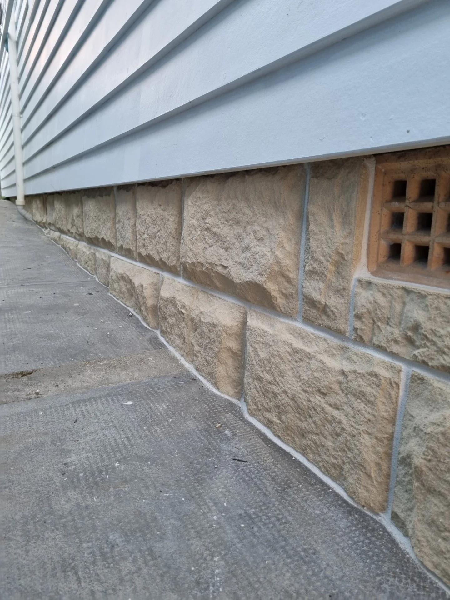 natural-stone-cladding-macmasters-beach.jpg