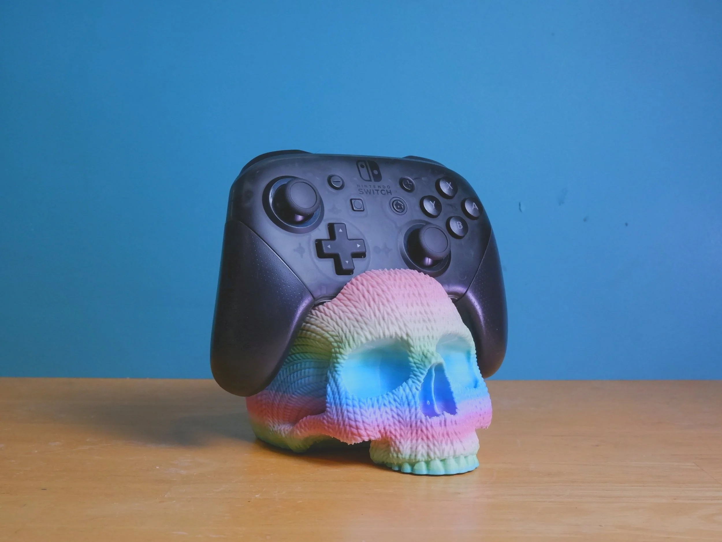 nintendo-switch-pro-controller-knitted-skull-3d-print-controller-stand-2.jpg