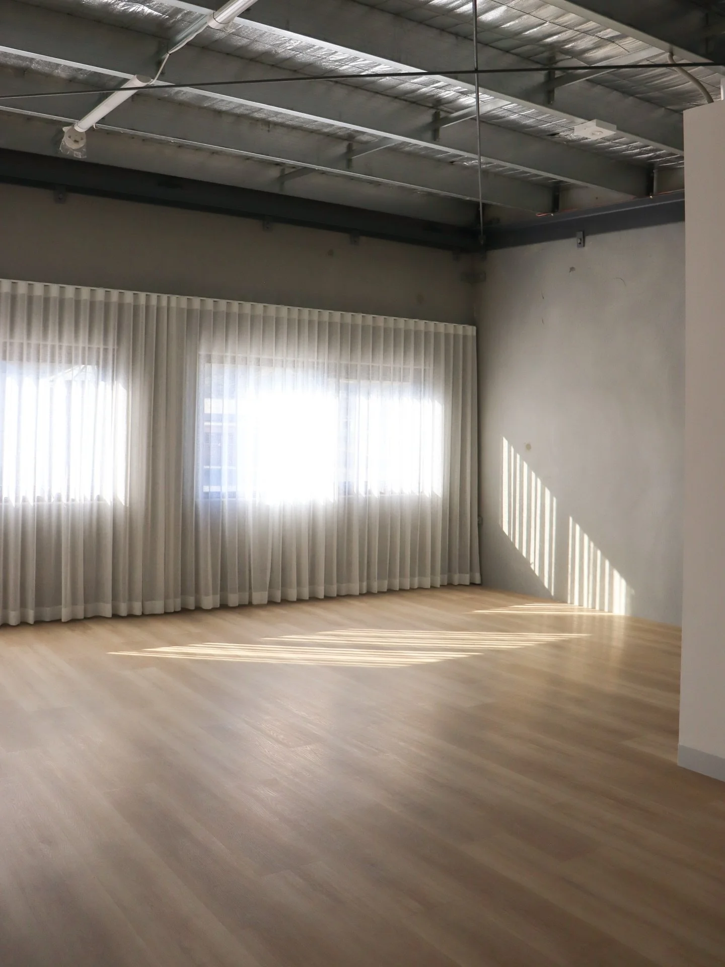 @_soleventspace is a boutique small events, photography and content creation space located upstairs at @_solpilatesco studio. The perfect blank canvas for creating. Think portrait or branding photography, podcast recording, intimate events, meetings,