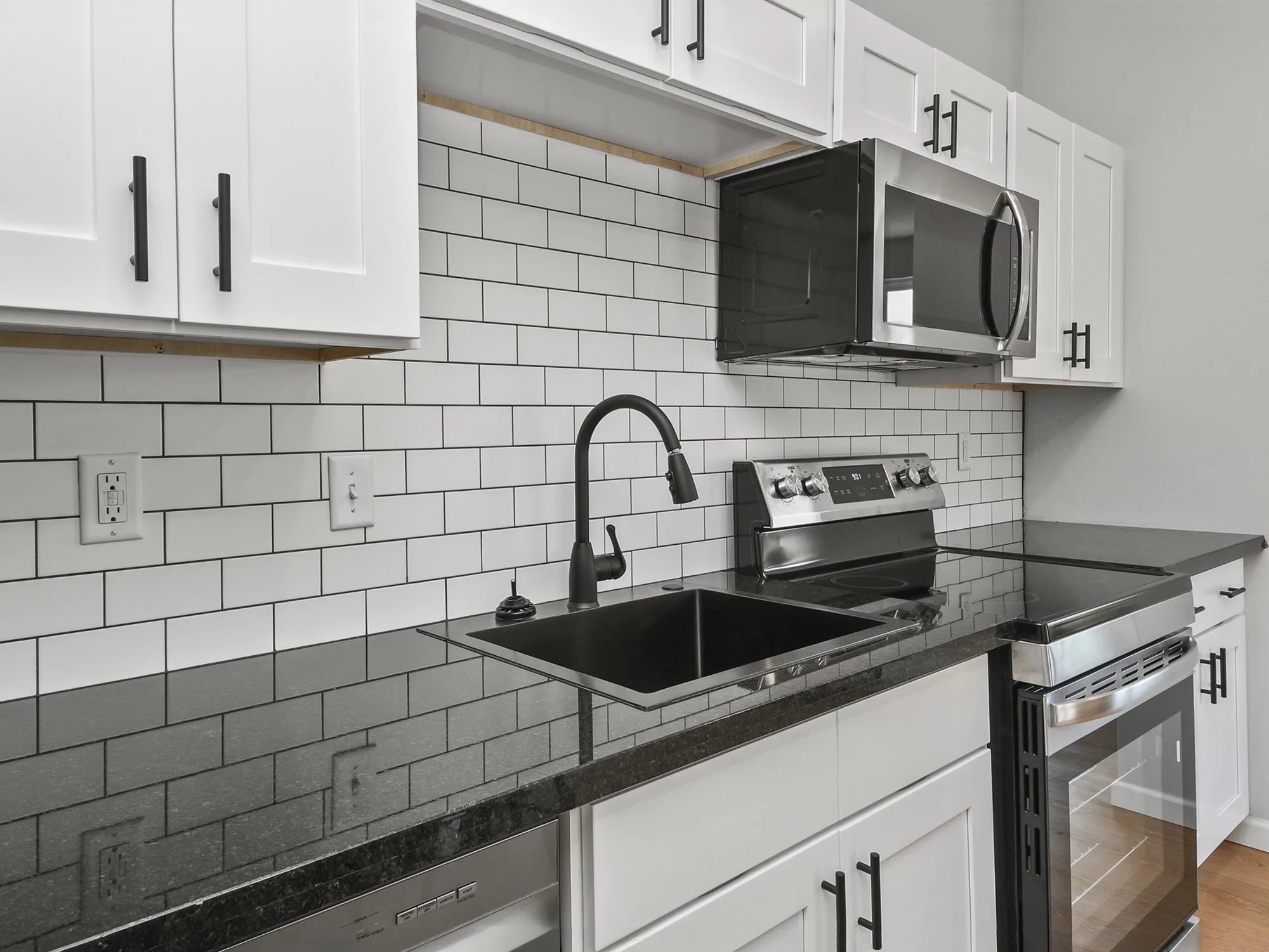 03-Knoll-2-bed-2-bath-granite-counters-stainless-appliances.jpg