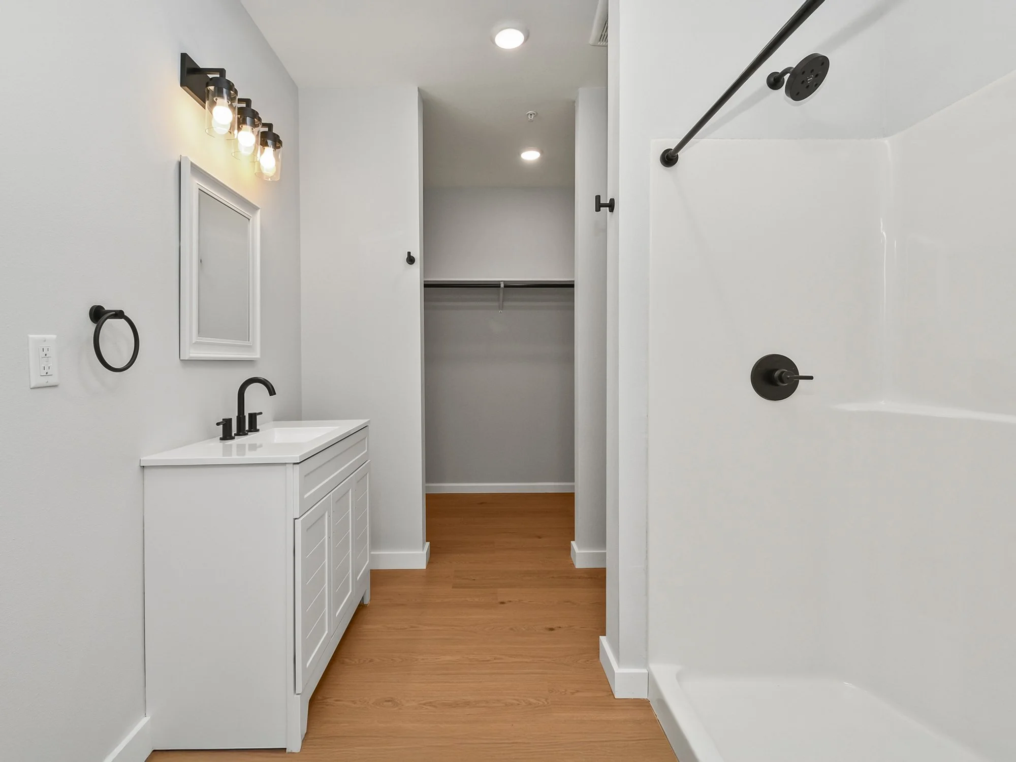 16-Knoll-2-bed-apartment-en-suite-walk-in-shower.jpg