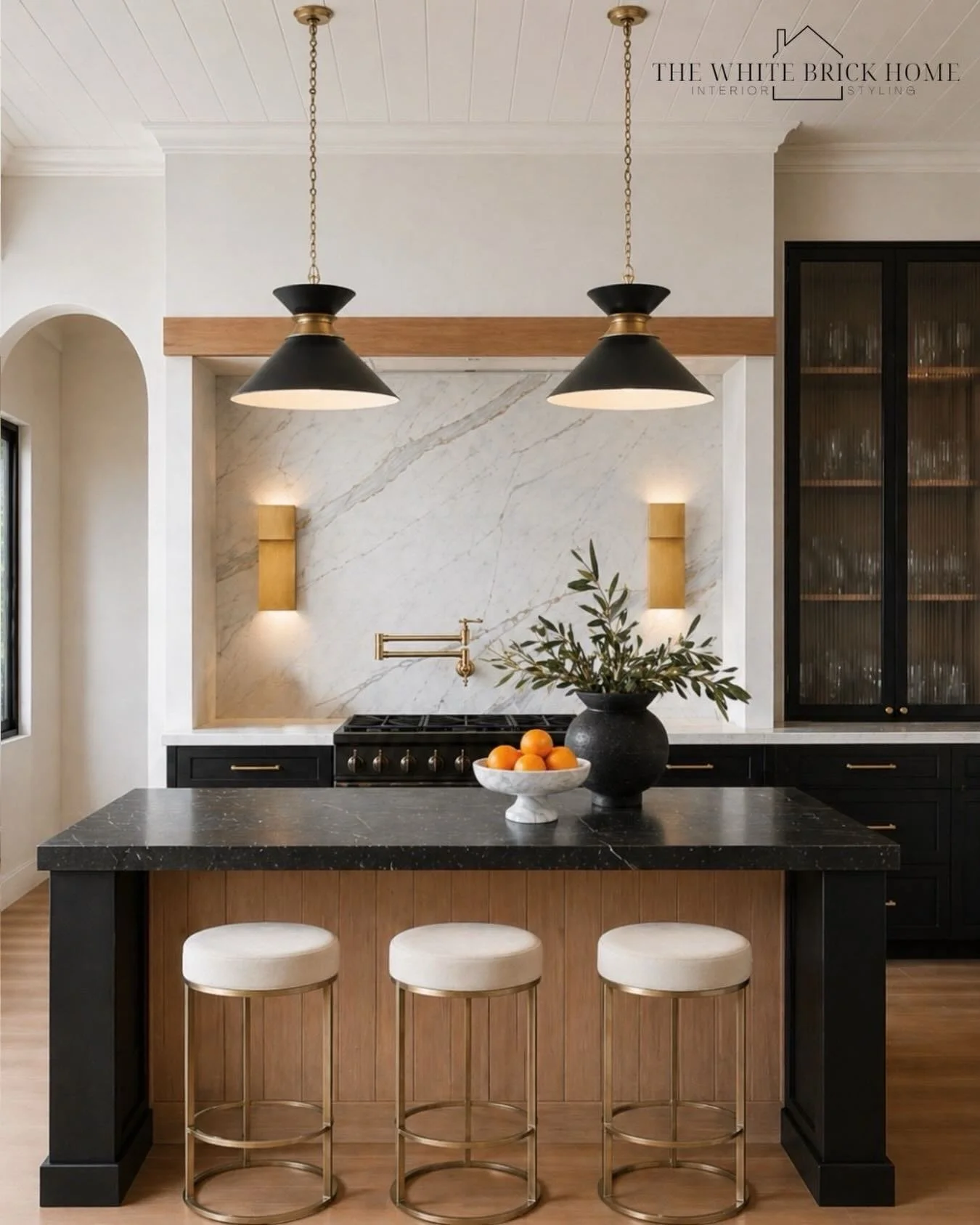 A little contrast goes a long way 🤍🖤

Warm wood, rich black cabinetry, and layered brass create that perfectly balanced, modern classic kitchen moment. The marble backsplash steals the show, while those pendants bring just the right amount of drama