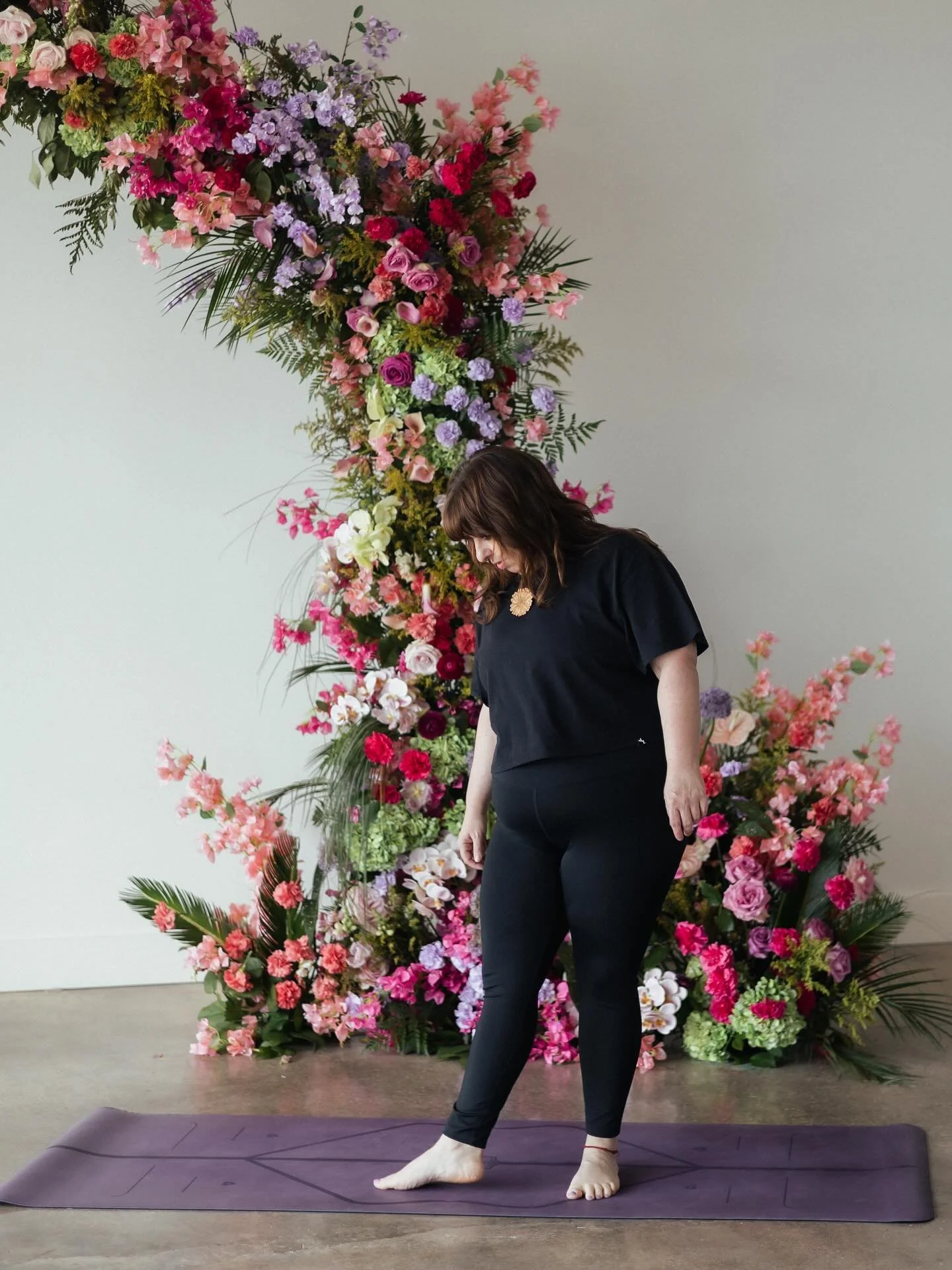 Rae&rsquo;s mini branding session @firstnorthco 72 with their live floral install 💗✨