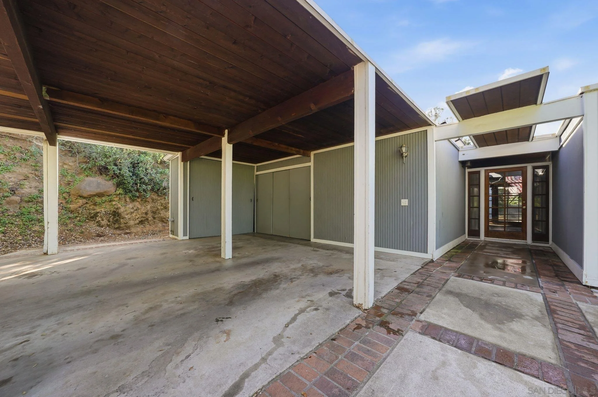 Budget friendly, unique and tons of space!  Mid-Century Modern in Lakeside.  