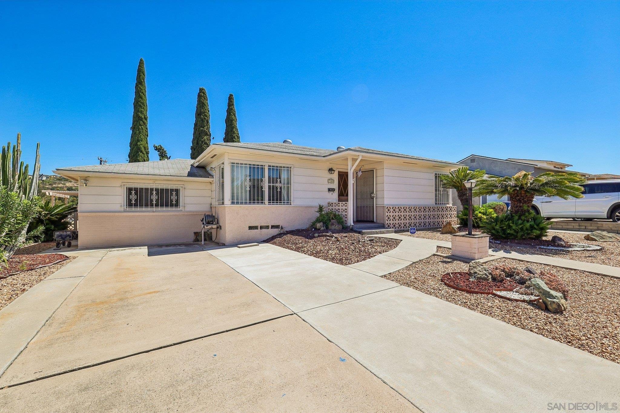 Charming little fixer in La Mesa.  Nice location with an attractive price. 