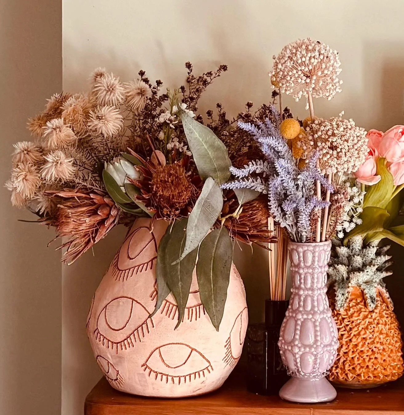 Looking at you vase sitting pretty in its new home. 
#nzceramics #nzartist #eyevase #nzinteriors @magnustrauss