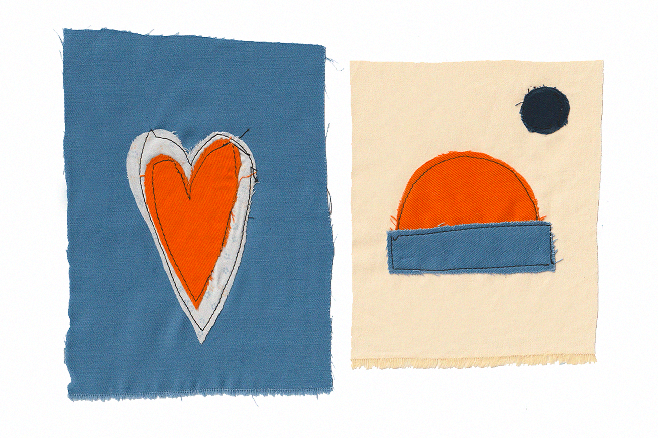 Deux morceaux de tissu patché, l'un avec un cœur orange et blanc sur un fond bleu, l'autre avec un demi-cercle orange, une bande bleue et un point noir sur un fond beige.