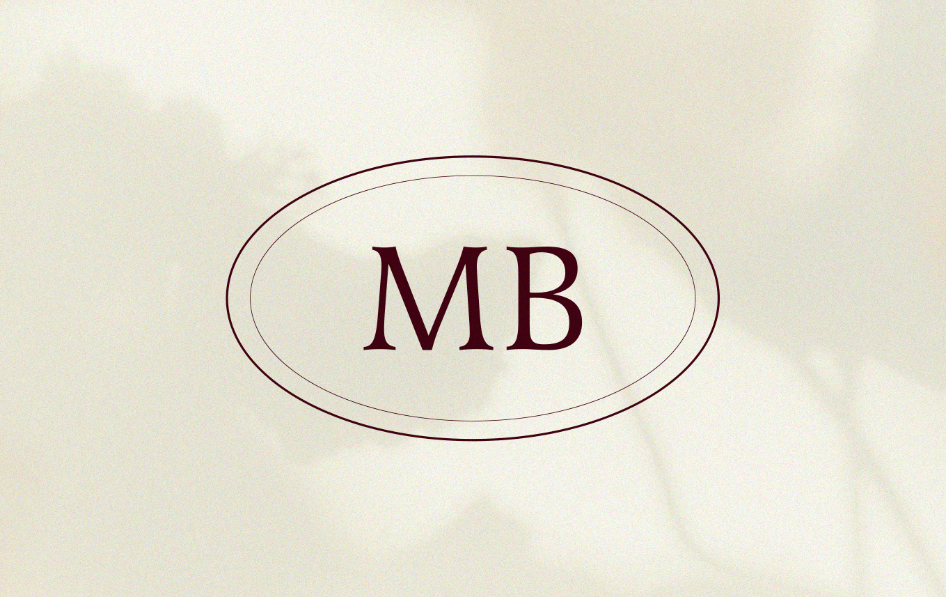 Logo avec les lettres 'MB' dans une ellipse sur un fond beige clair.