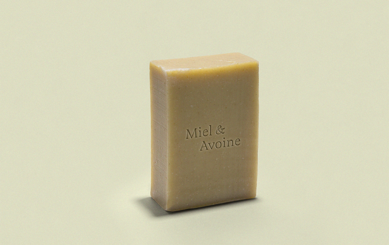 Savon beige avec l'inscription "Miel & Avoine".