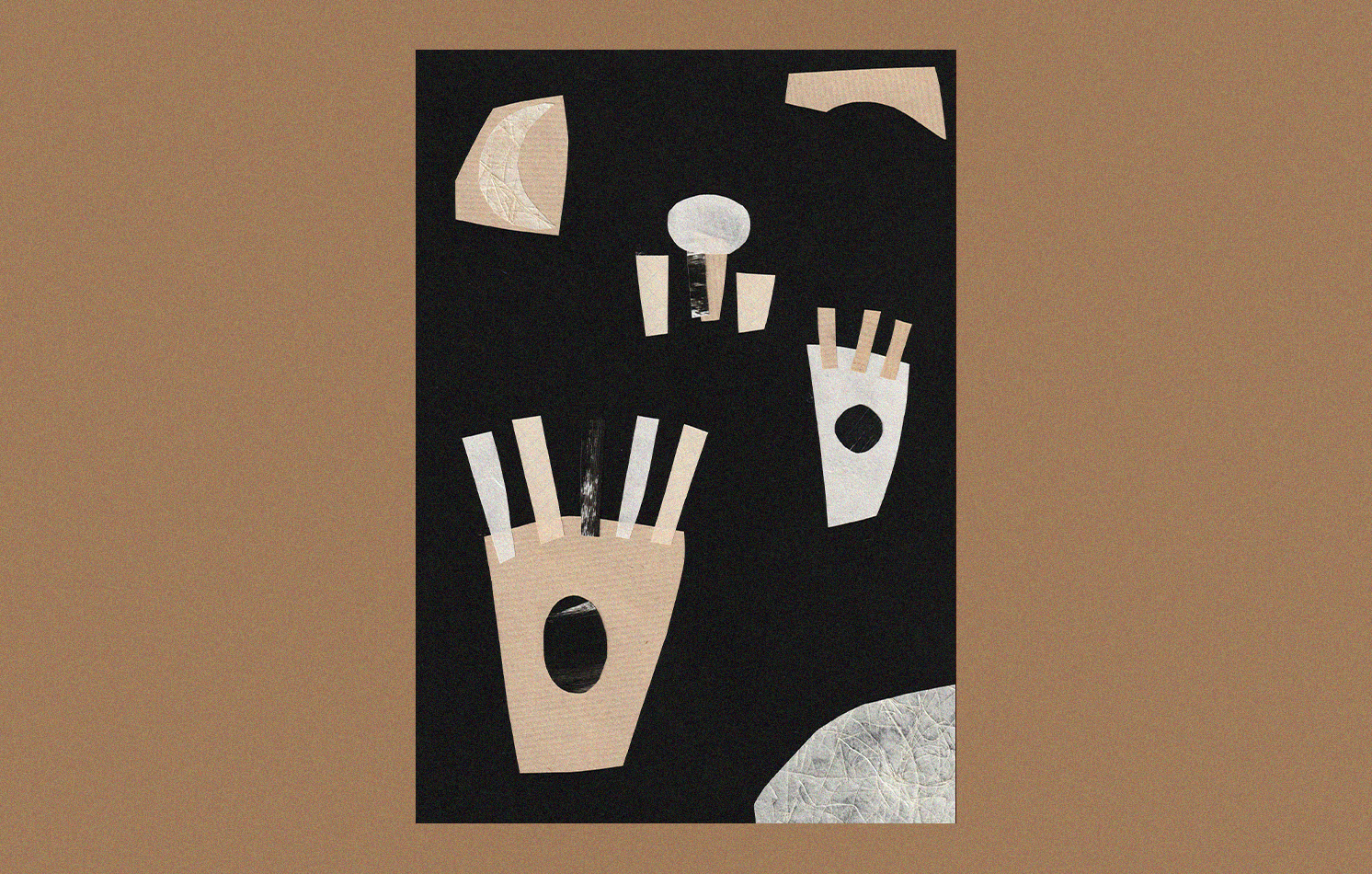 Une œuvre d'art abstraite représentant des formes géométriques en papier découpé, avec des tons neutres et une composition sur un fond noir.