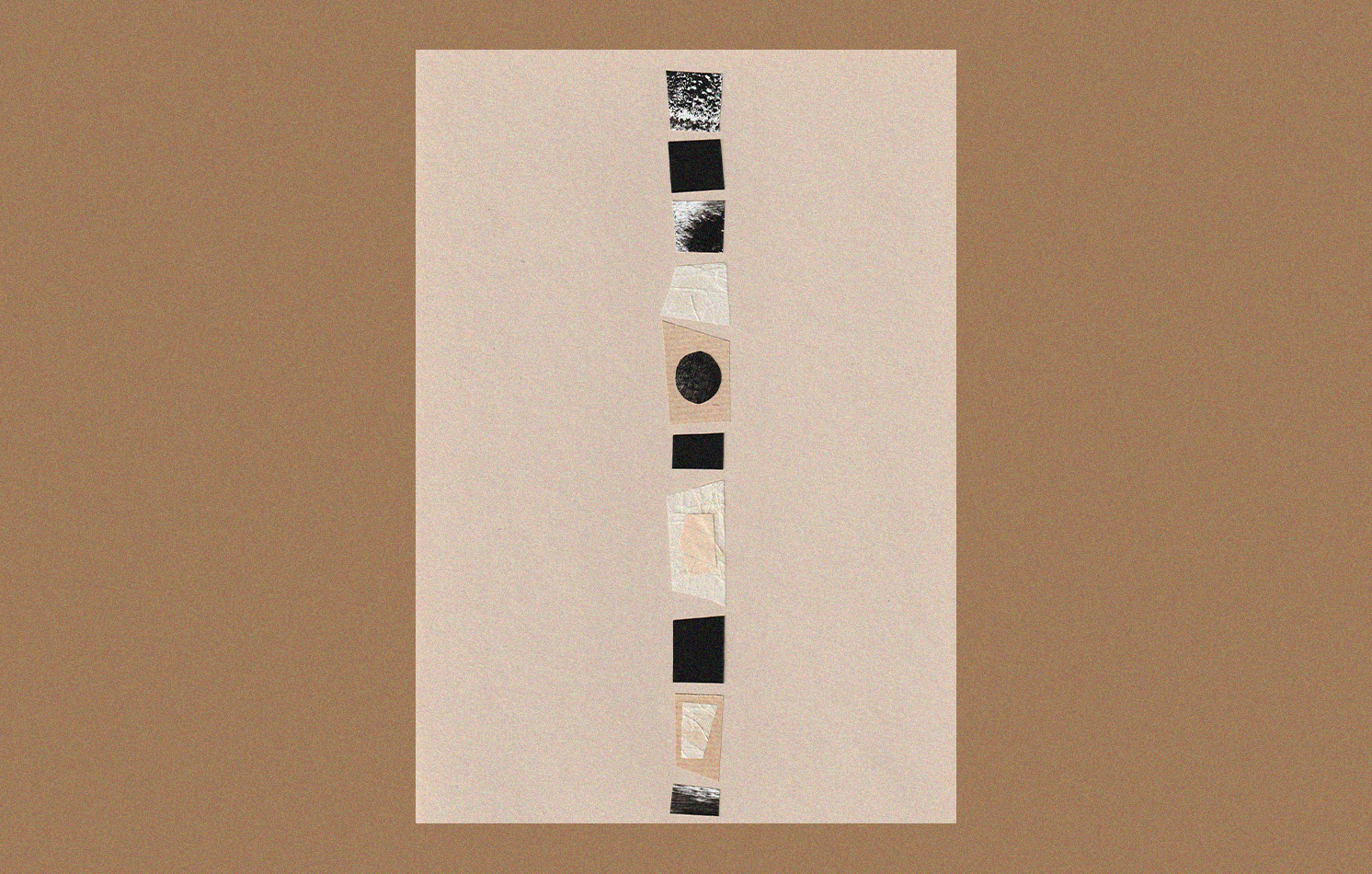 Une composition artistique vertical avec plusieurs fragments de différentes images en noir et blanc et couleurs, disposés en ligne centrale sur un fond beige clair avec un contour gris.