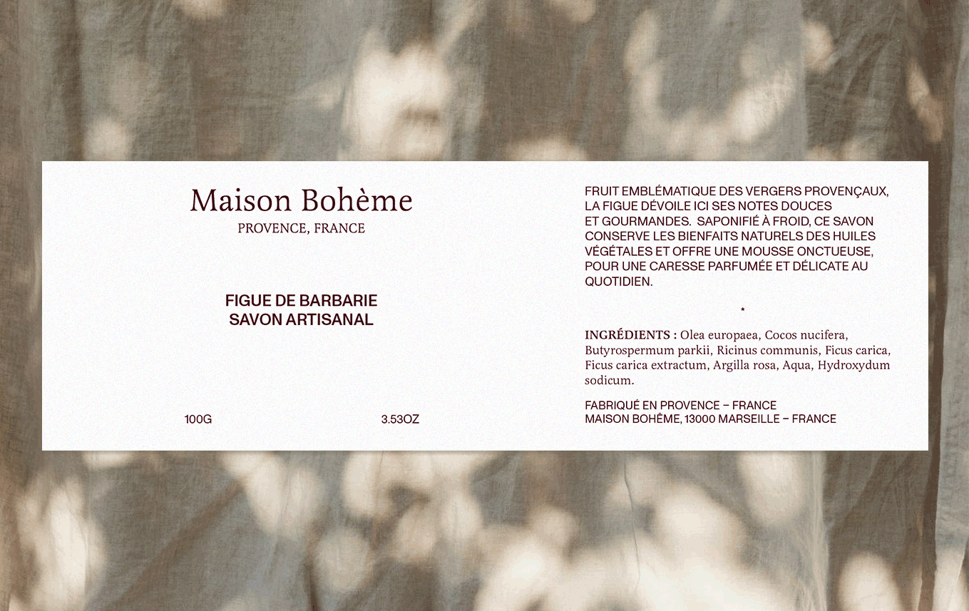 Étiquette pour un savon artisanal appelé 'Figue de Barbérie', fabriqué en Provence, France, avec une description et la liste des ingrédients, sur un fond flou de figures de figues.