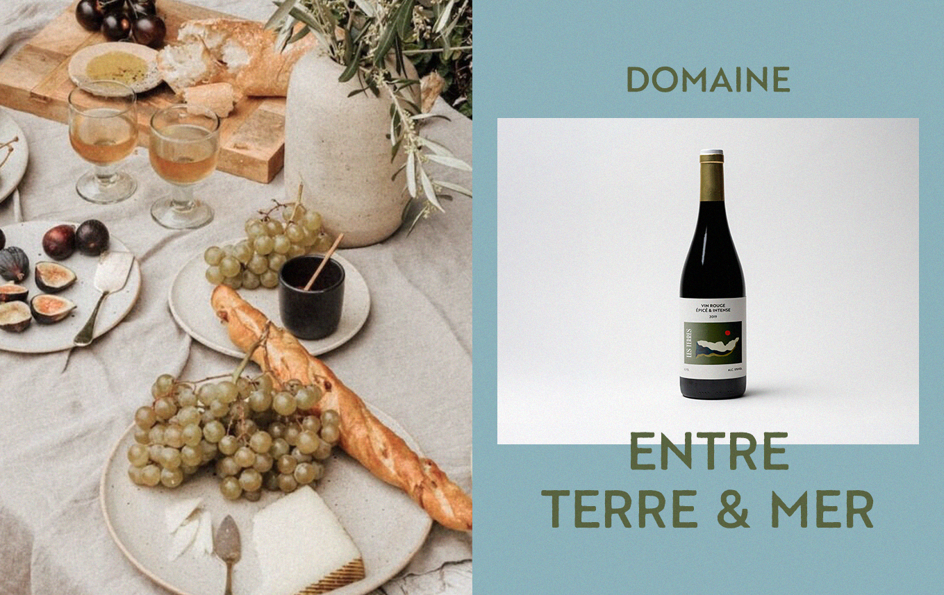 Une scène de dégustation de vin avec des verres de vin, des grapes, du pain, du fromage et des figues dans une ambiance décontractée.
