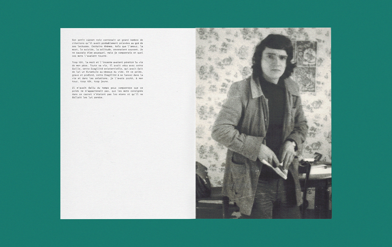 Une page de texte en français à gauche et une photo en noir et blanc d'une femme avec des cheveux bouclés et portant un manteau à droite.