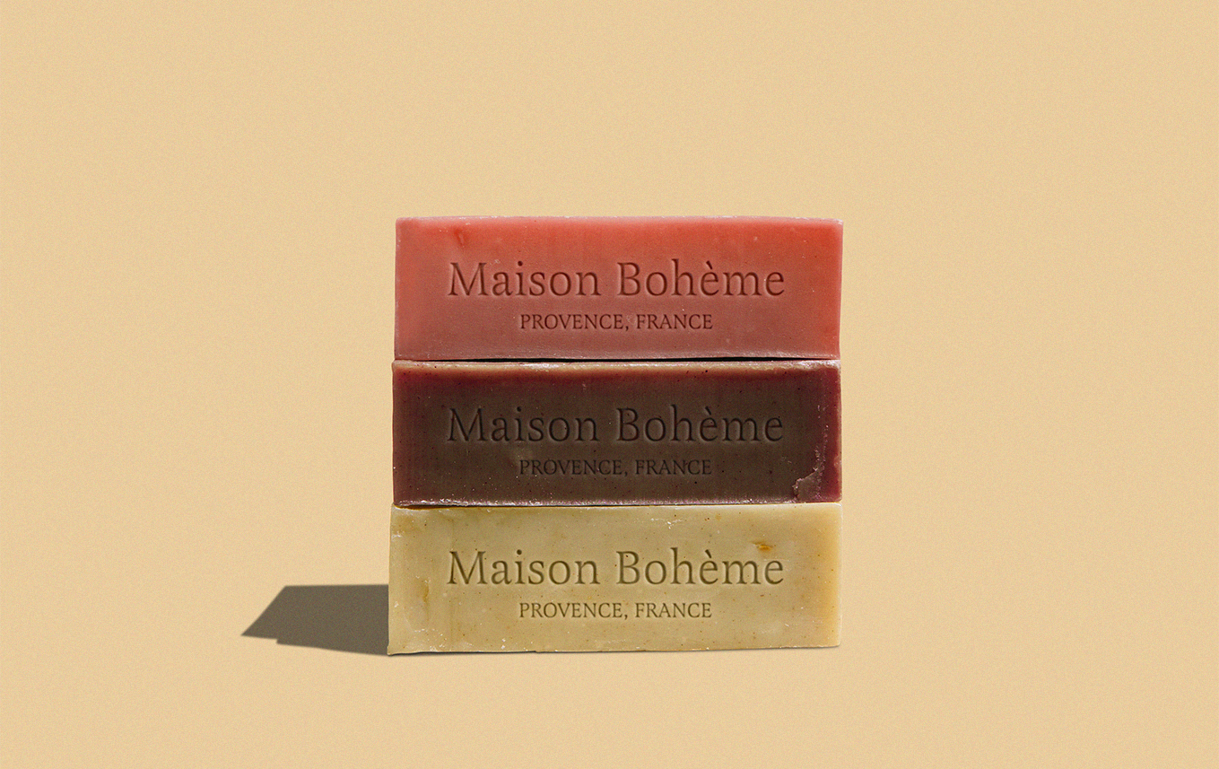 Trois barres de savon empilées de couleur rose, rouge et beige avec l'inscription "Maison Bohème PROVENCE, FRANCE".