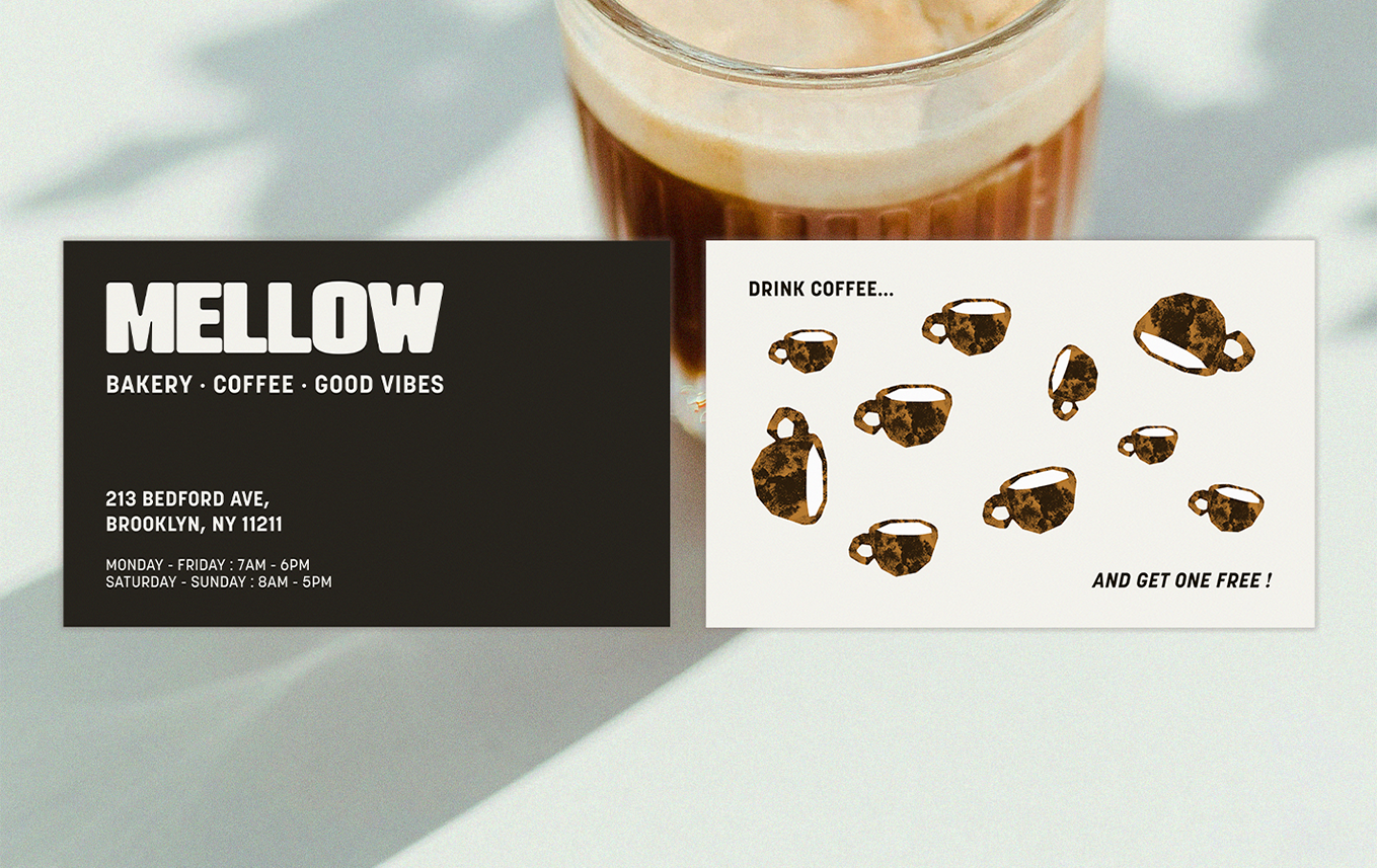 Flyer de promotion pour une boutique appelée Mellow, proposant pâtisserie, café et bonnes vibrations, située au 213 Bedford Ave, Brooklyn, NY. Offre d'un café avec des tasses illustrées, promotion d'un achat et d'un offert gratuit.