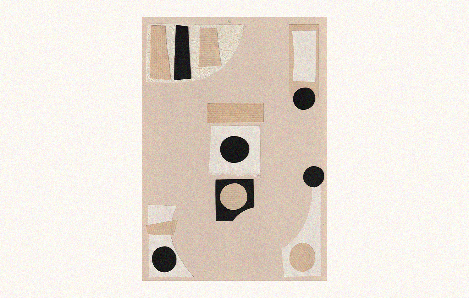 Une tapisserie abstraite avec des formes géométriques en beige, noir, blanc et gris.