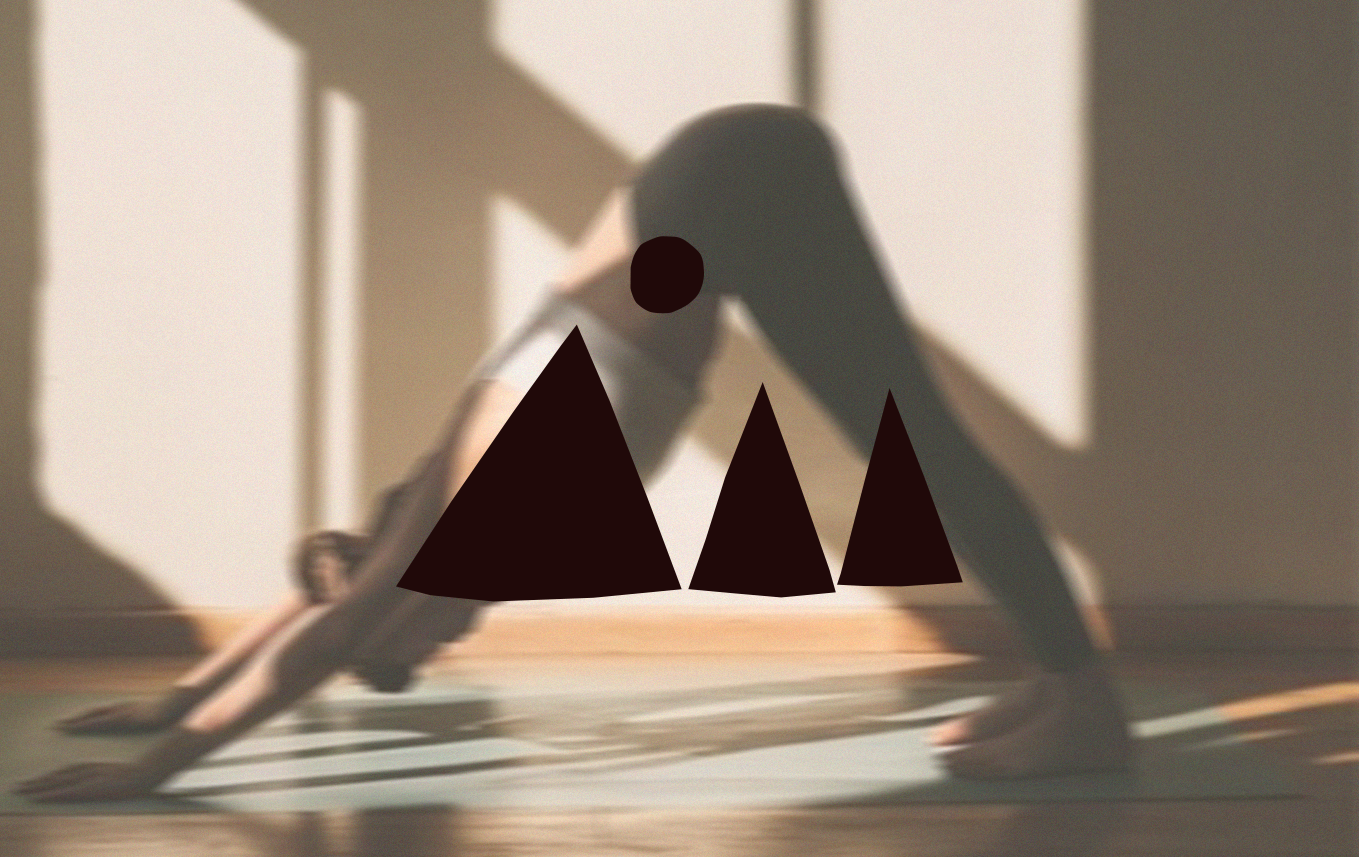 Une personne en position de yoga en planche, avec une illustration de trois montagnes et un soleil au-dessus.