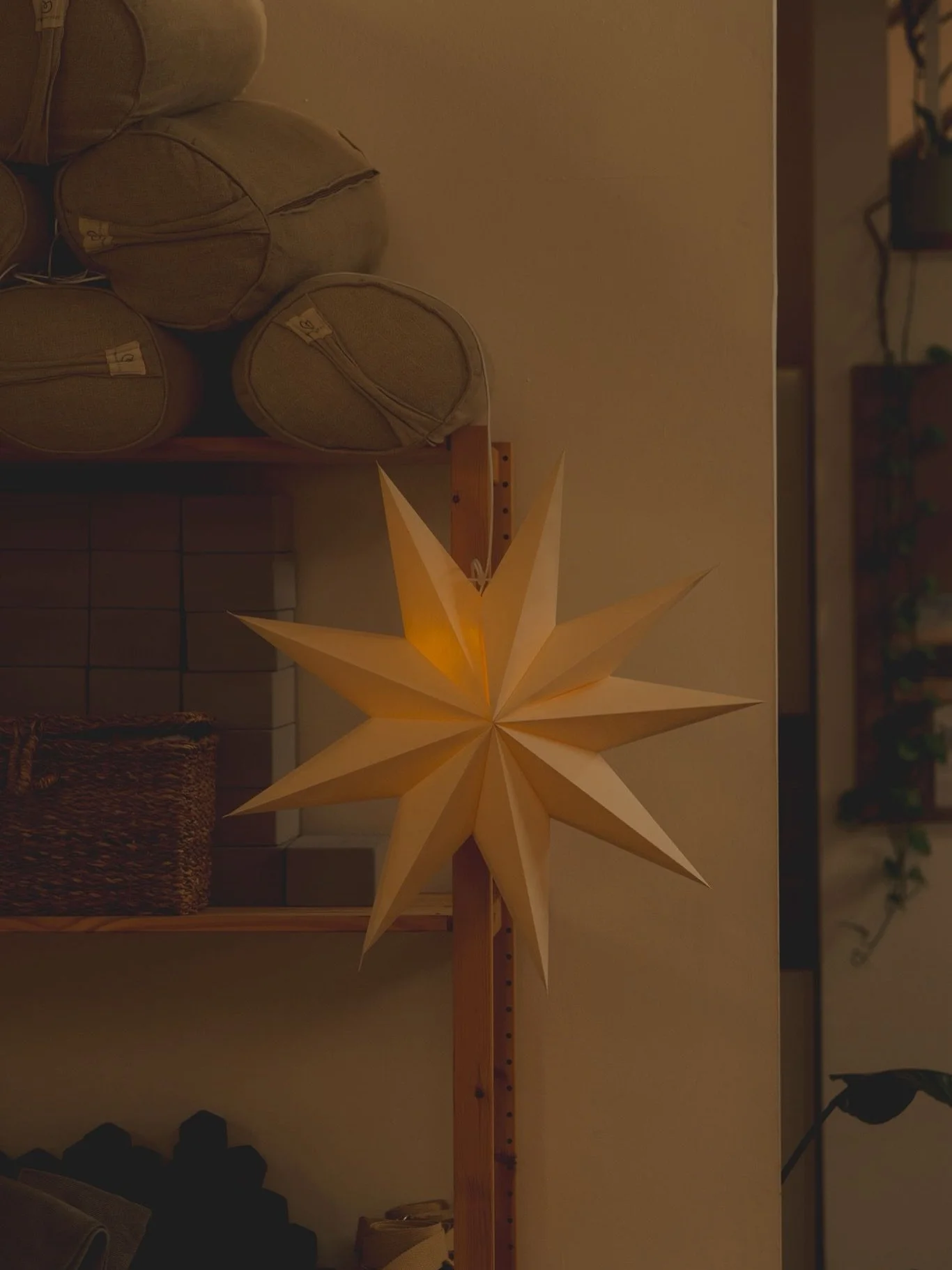 Designed to shine beyond the seasons!! ⭐️ 

#lighting #yoga #peacefullness #mindfulmovement #seasonalstyle