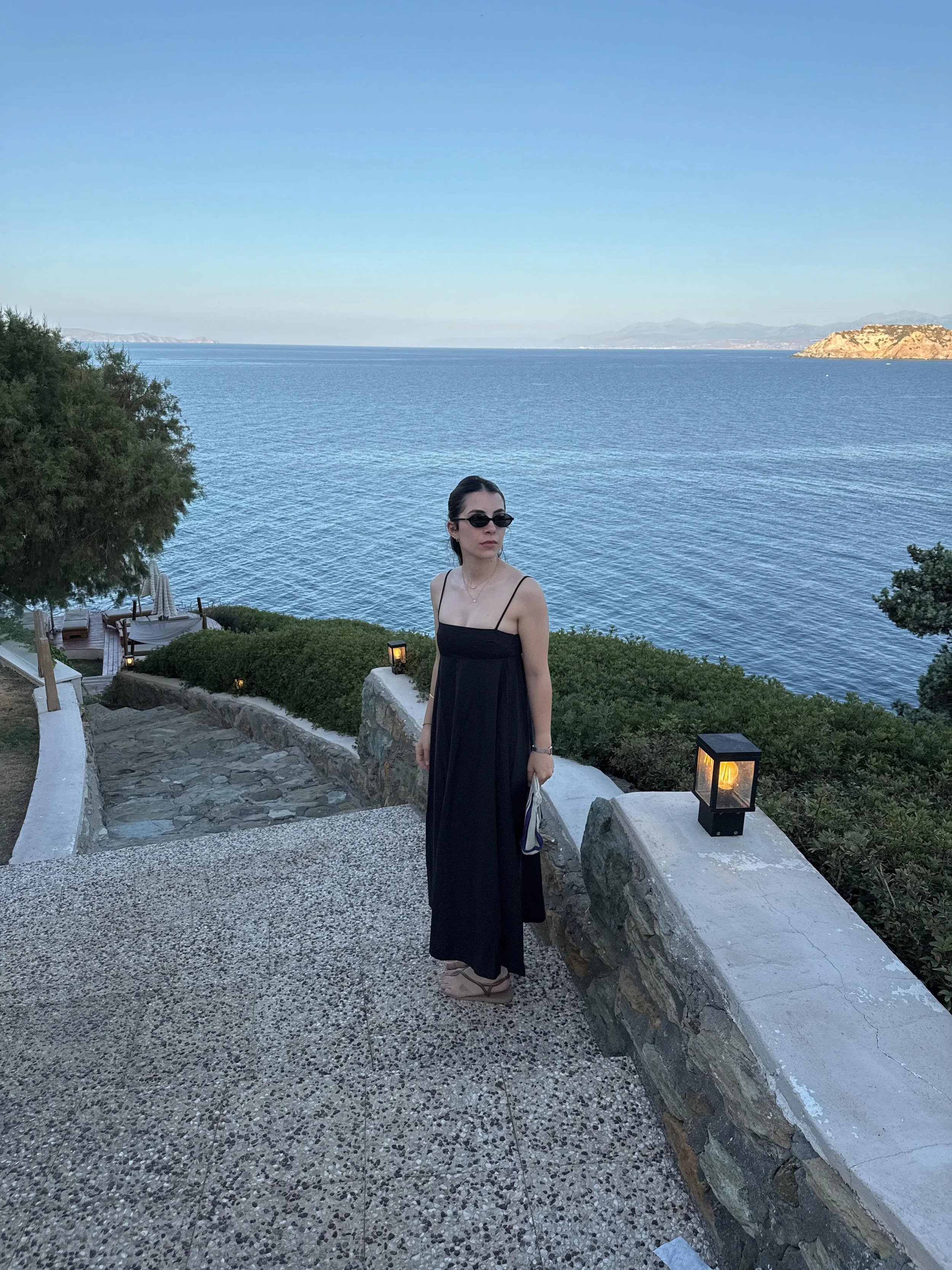 The perfect black dress for holidays 🖤