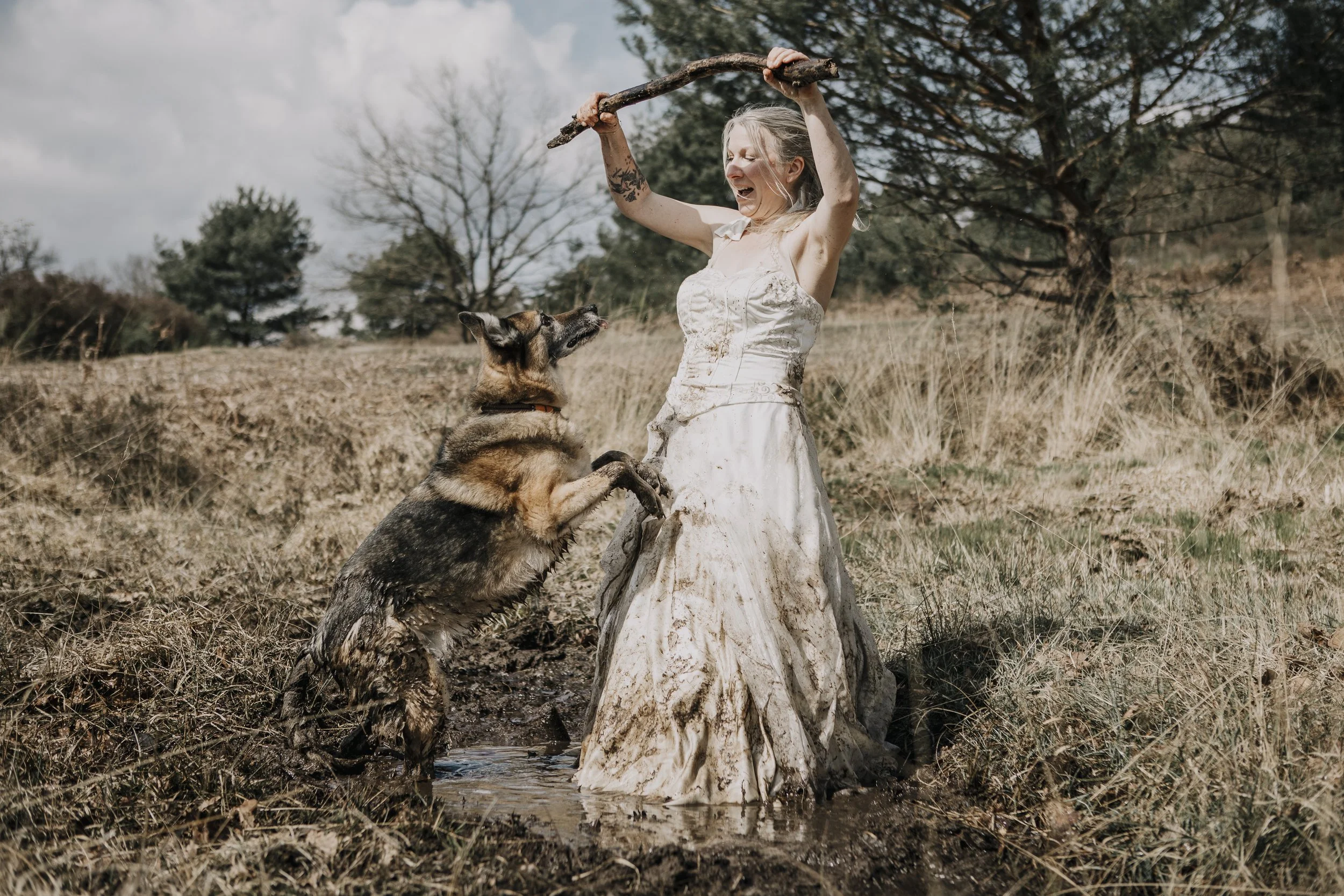 Matsch, Mut &amp; Hochzeitskleid: Ein Trash the Dress Abenteuer in der Wahner Heide