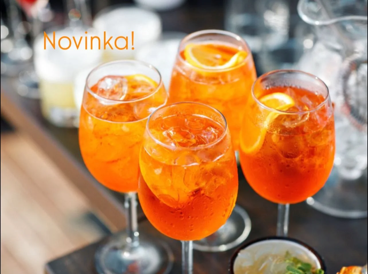 NOVINKA U N&Aacute;S V SEPTIKU &ndash; APEROL SPRITZ! 🍊
L&eacute;to bez Aperolu? To by ne&scaron;lo!

L&eacute;to, slunce, zahr&aacute;dka a osvěžuj&iacute;c&iacute; drink jak v&iacute;no (no dobře, sp&iacute;&scaron; jak prosecco). 😄
Přijď si d&aa