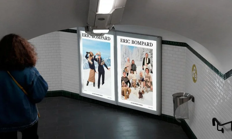 Affiches publicitaires pour Eric Bompard dans le métro, montrant deux groupes de personnes posant dans des paysages différents.