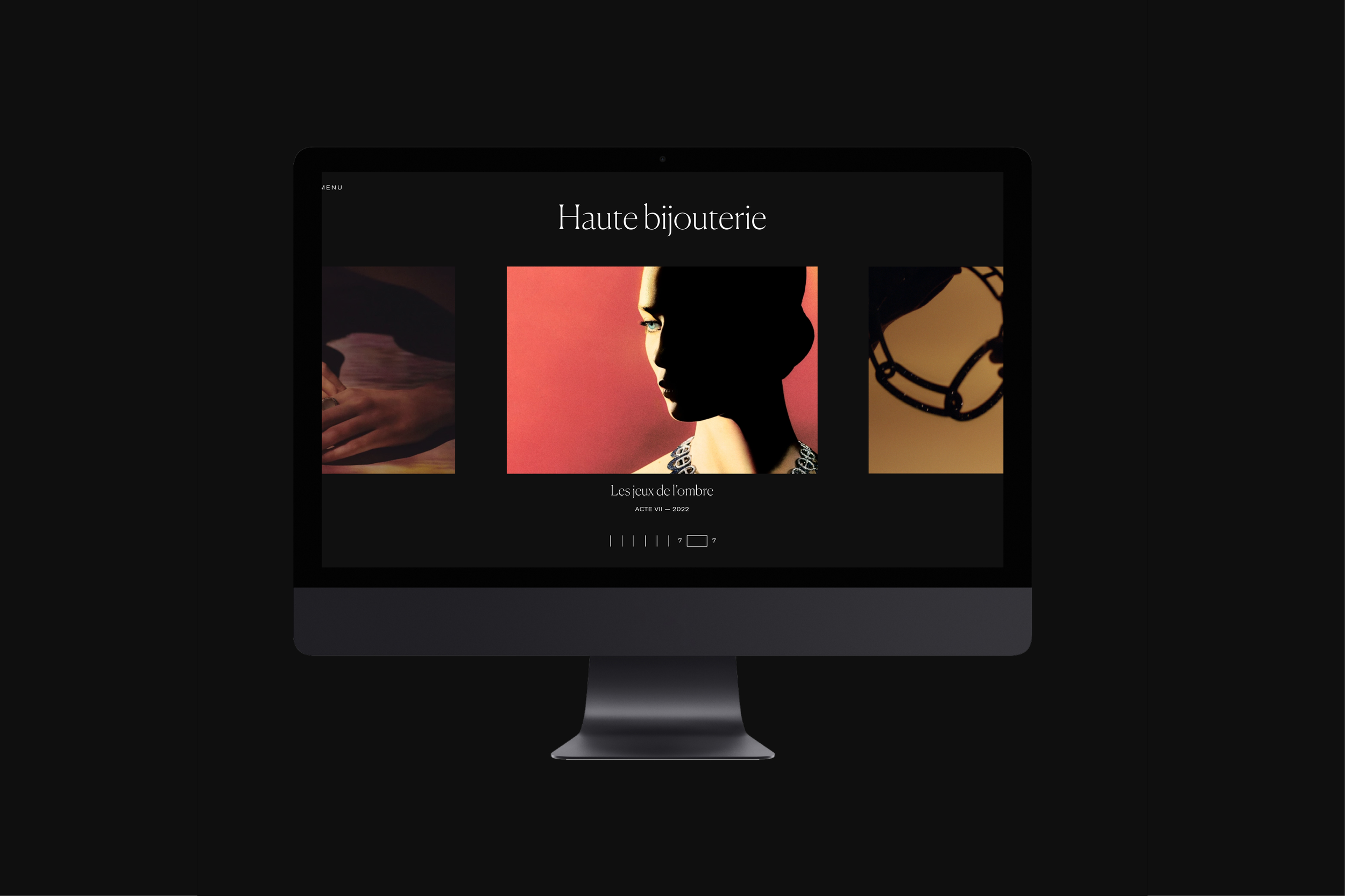 Page d'accueil d'une boutique de bijoux de luxe avec un fond noir, affichant une image centrale d'une femme en silhouette avec un fond rouge, et deux images de bijoux de part et d'autre.