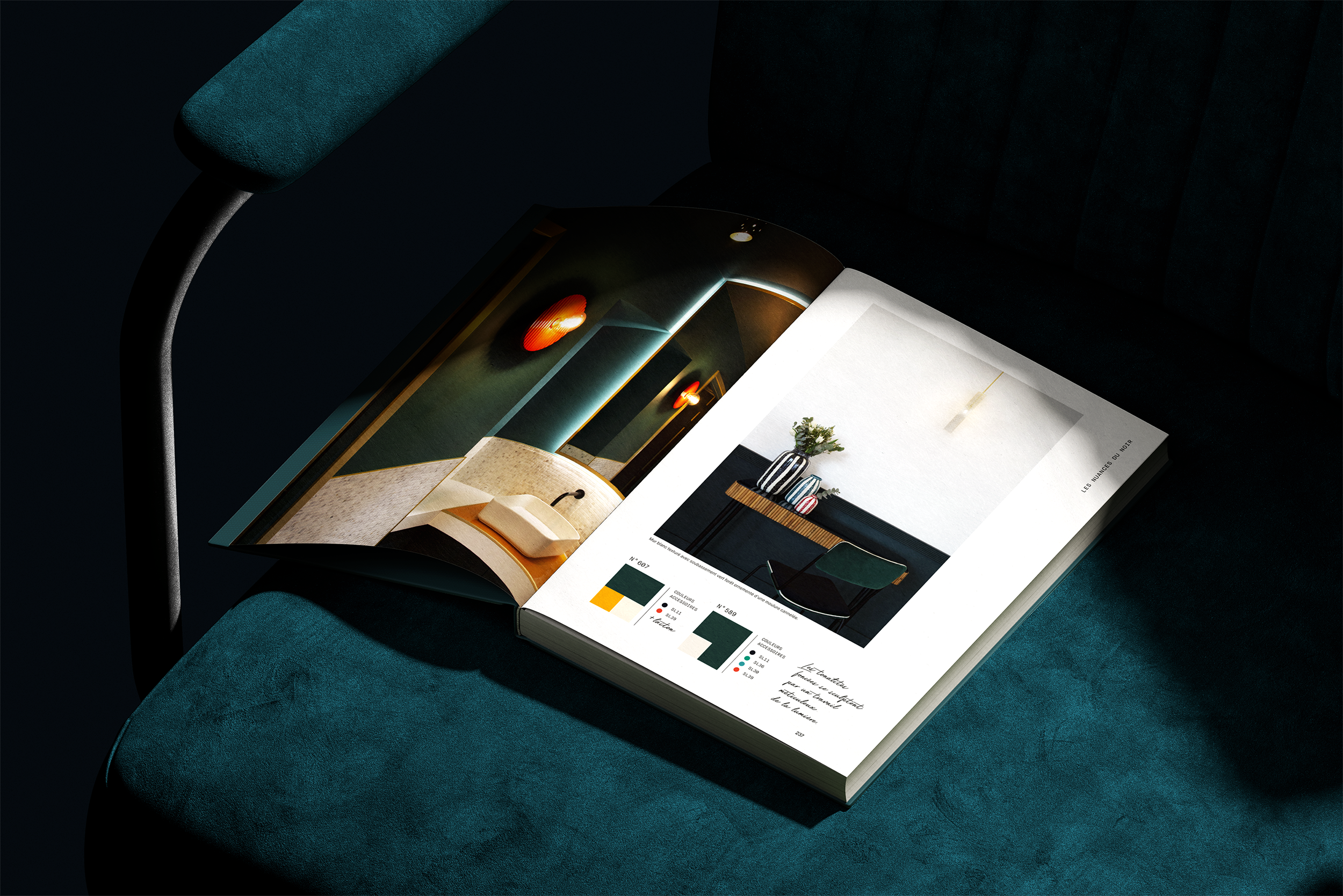 Catalogue ouvert présentant des meubles de décoration intérieure, avec images, couleurs, références et annotations.