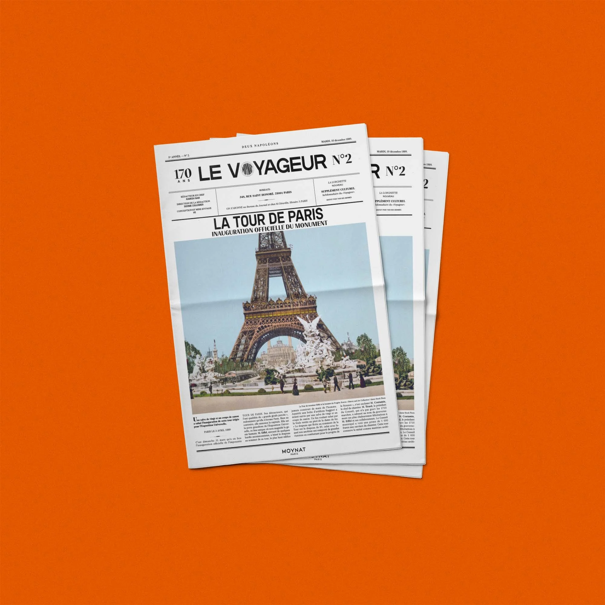 Deux journaux en français affichant une photo de la tour Eiffel à Paris, avec un fond orange.