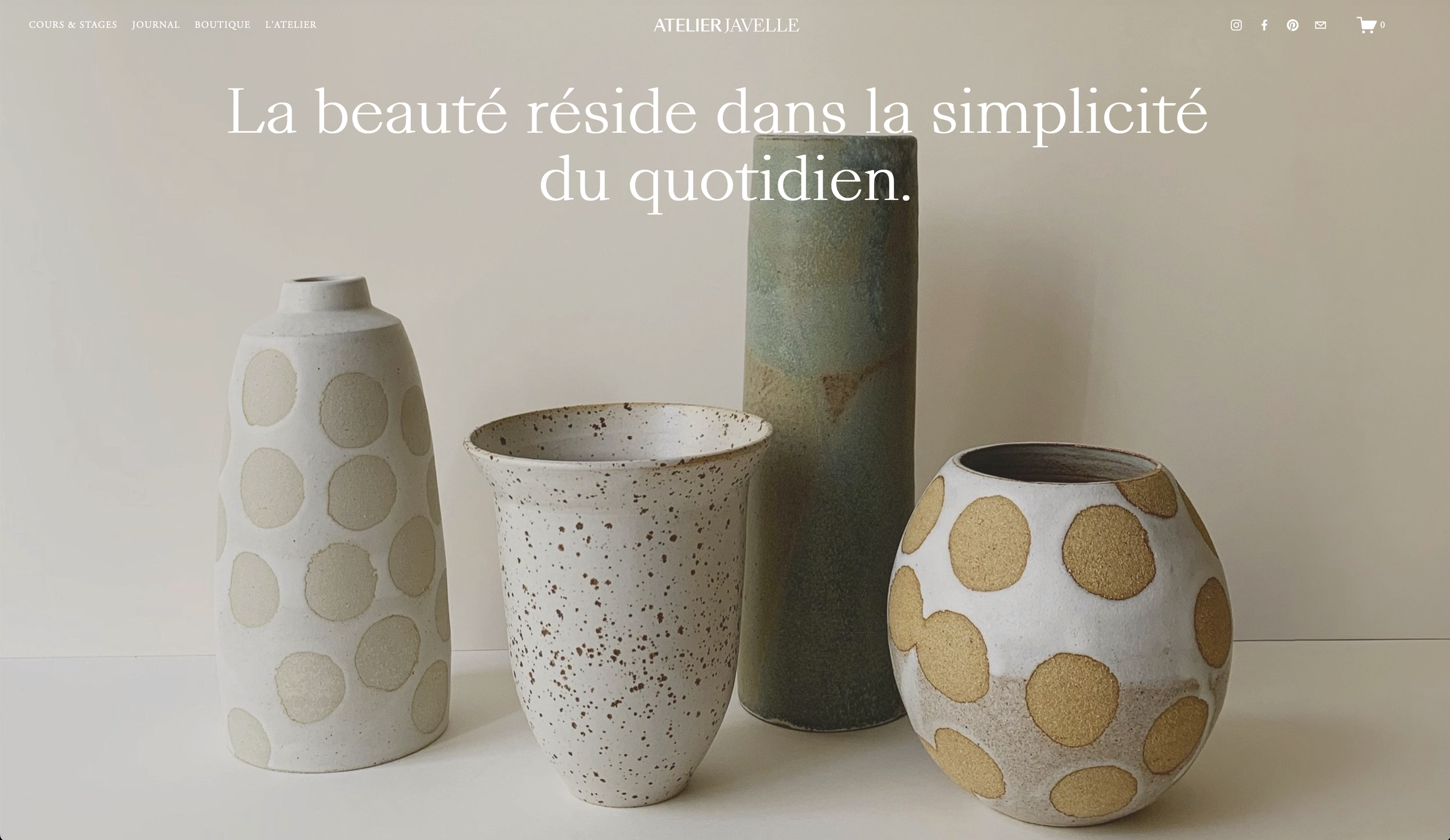 Vases en céramique blanche avec motifs de cercles et un vase vert, sur fond claire, avec le texte "La beauté réside dans la simplicité du quotidien".