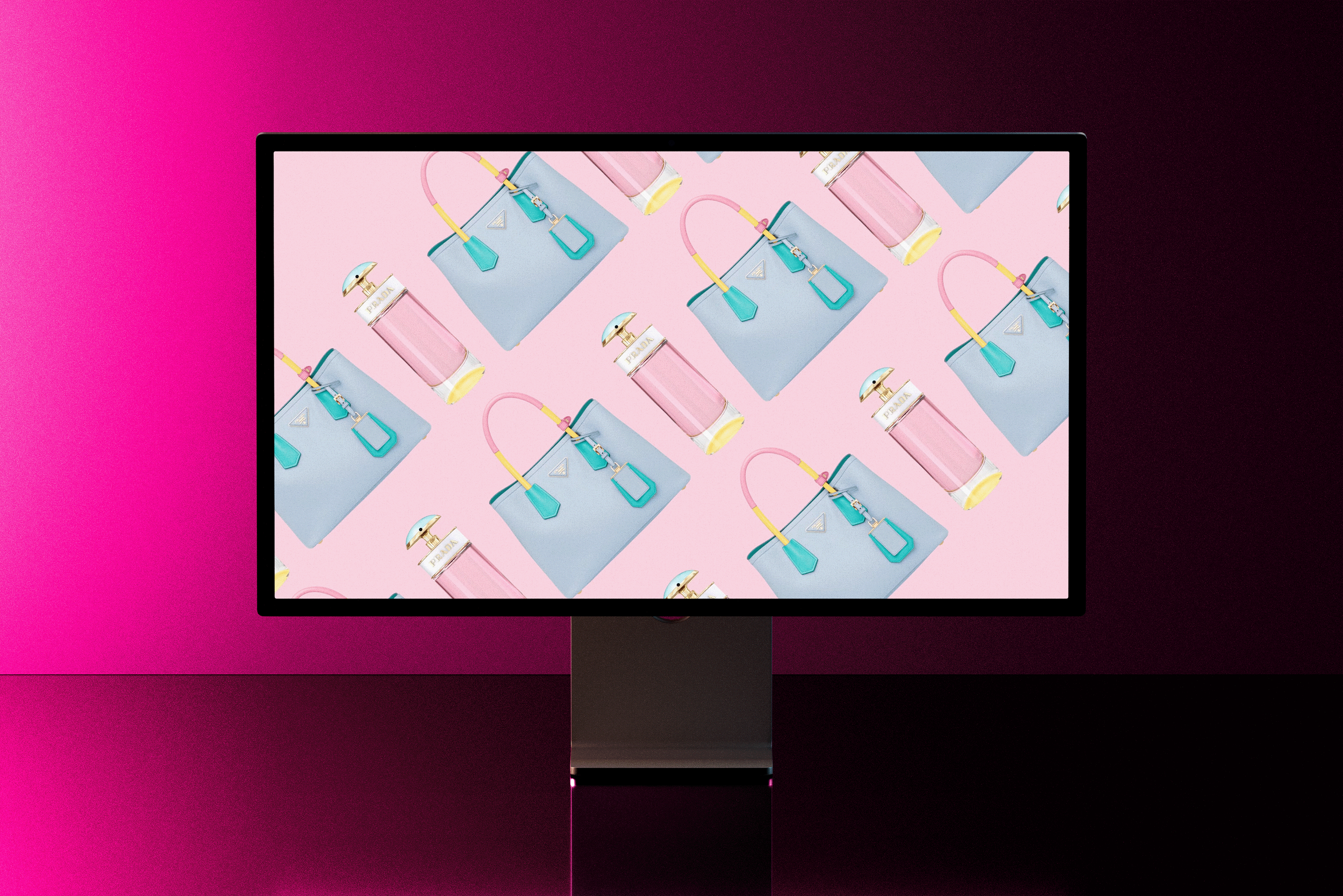 Écran d'ordinateur affichant un motif de sacs à main bleus, parfums roses, et flacons de parfum sur un fond rose