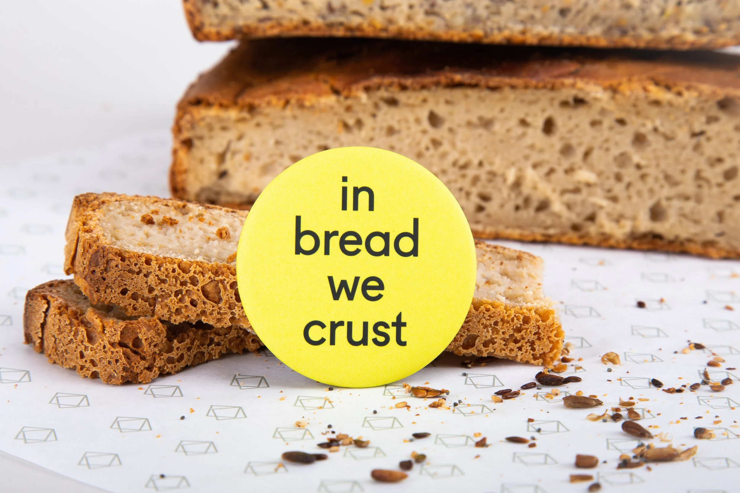 Photo d'un pain tranché avec un message en saillie disant 'in bread we crust'.