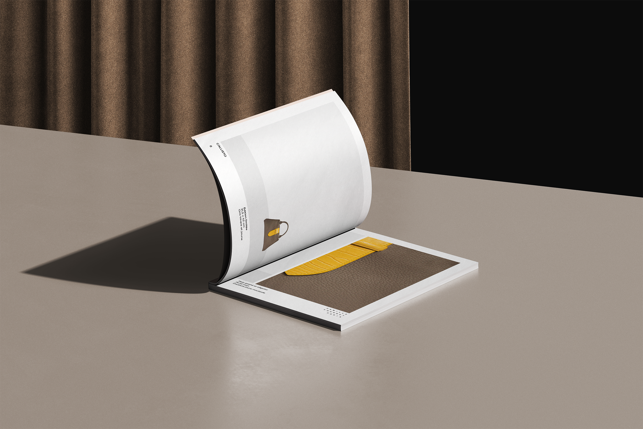 Un livre ouvert sur une table beige, avec des pages blanches et une page montrant une image d'un sac en plastique jaune sur un fond marron.