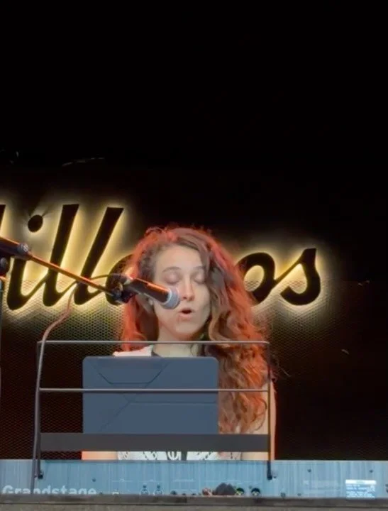Junio ha sido un mes muy intenso y cargado de mucha emociones!🫀
Procedo a desahogar mi galer&iacute;a 🤣

1. Qu&eacute; delicia poder cantar una de mis canciones con el p&uacute;blico bonito de @ninavocalcoach en su festival de verano😍 
2. Volviend