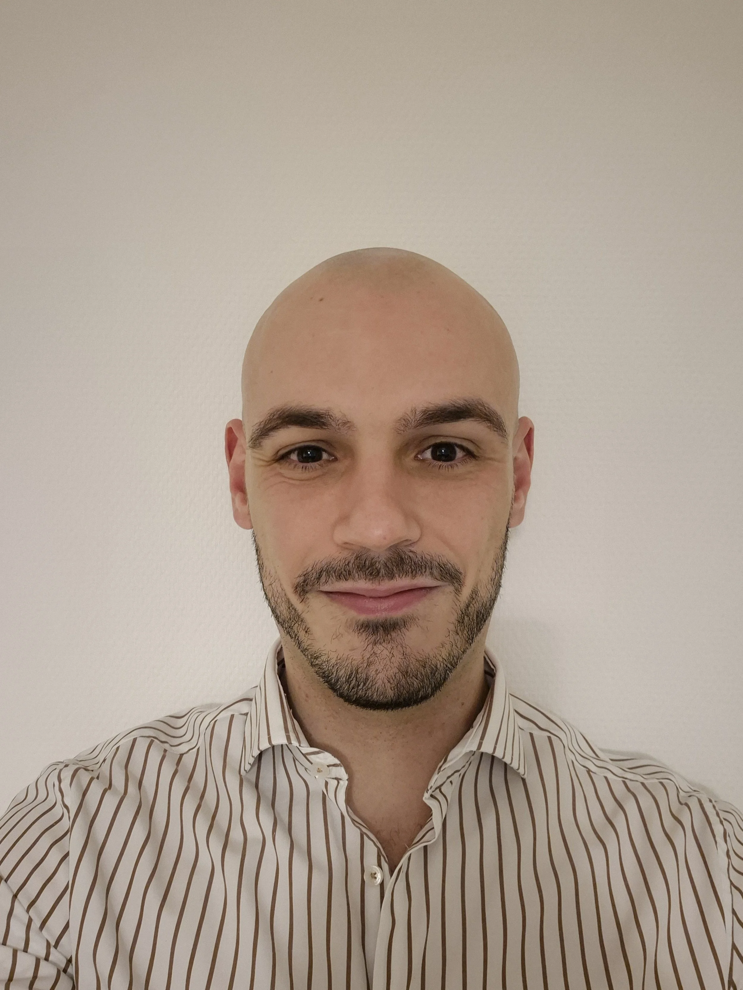 Physiothérapeute à Instant Physio à Crissier, spécialisé en rééducation de la mâchoire et les troubles de l'articulation temporo-mandibulaire.