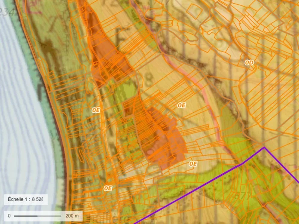 Carte topographique avec routes, zones de construction en orange, zones vertes, et une côte en bleu. La légende indique une échelle de 200 mètres, Coteau de la Chambotte, Savoie