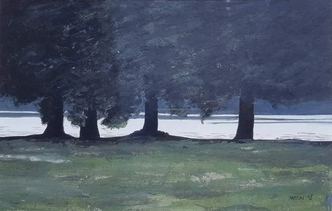 Une peinture représentant quatre grands arbres le long d'une berge, avec un fond blanc et des nuages sombres dans le ciel.