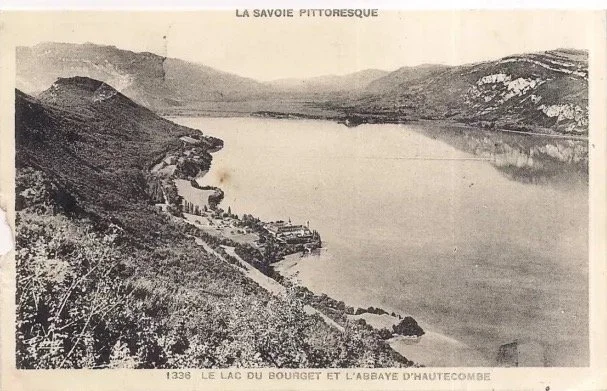 Photo ancienne d'un paysage avec un lac entouré de collines et montagnes, sous un ciel nuageux, avec un titre en français mentionnant La Savoie piontresque et le lac du Bourget.