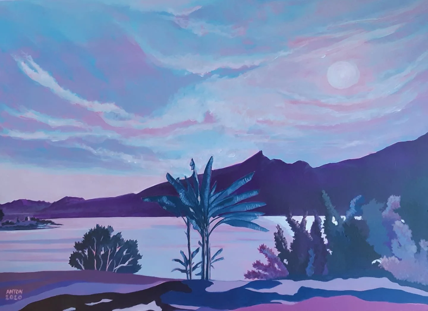 Peinture d'un paysage avec une rivière, des montagnes en arrière-plan, un ciel avec des nuages blancs, une lune, et des plantes comme des palmiers en premier plan, dans des tons violets et bleus.