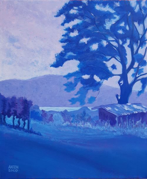 Un paysage avec un grand arbre, une maison en ruines, une rangée d'arbres, et des montagnes en arrière-plan, peints en nuances de bleu.