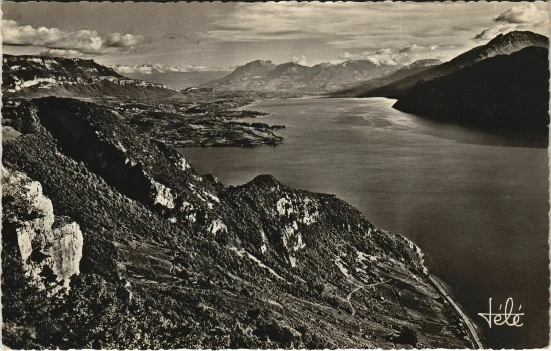 Paysage de montagnes avec un lac au centre, vue en noir et blanc, signé 'Hélé' en coin inférieur droit.
