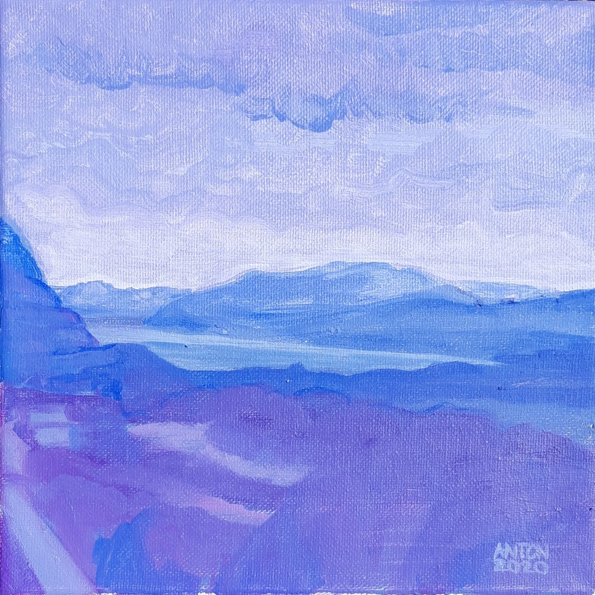 peinture représentant un paysage avec des montagnes et un ciel nuageux en tons violets et bleus