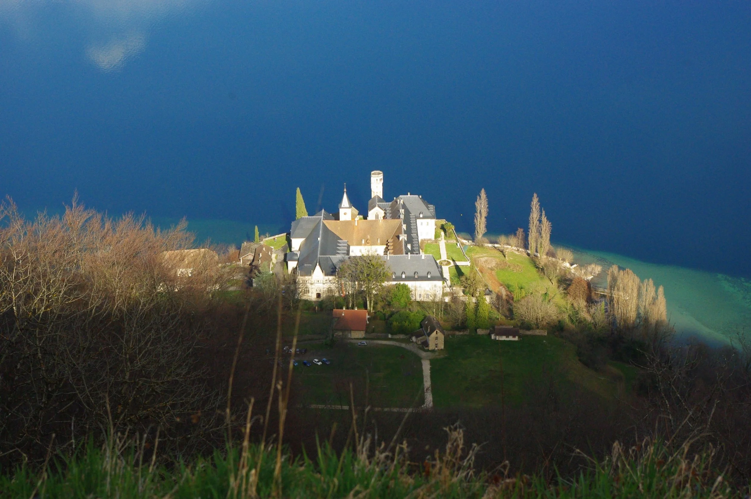 Vue aérienne de l'Abbaye de Hautecombe, Savoie