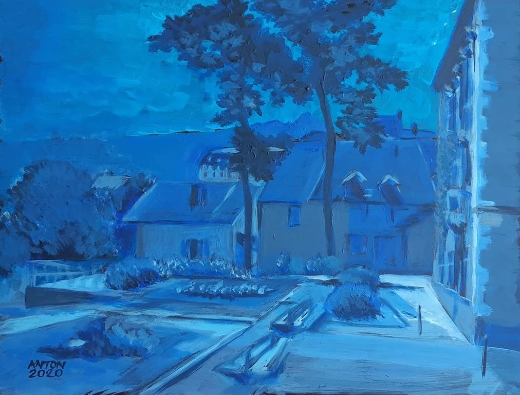 Peinture en tons bleus représentant une rue résidentielle avec des maisons, des arbres et une voiture