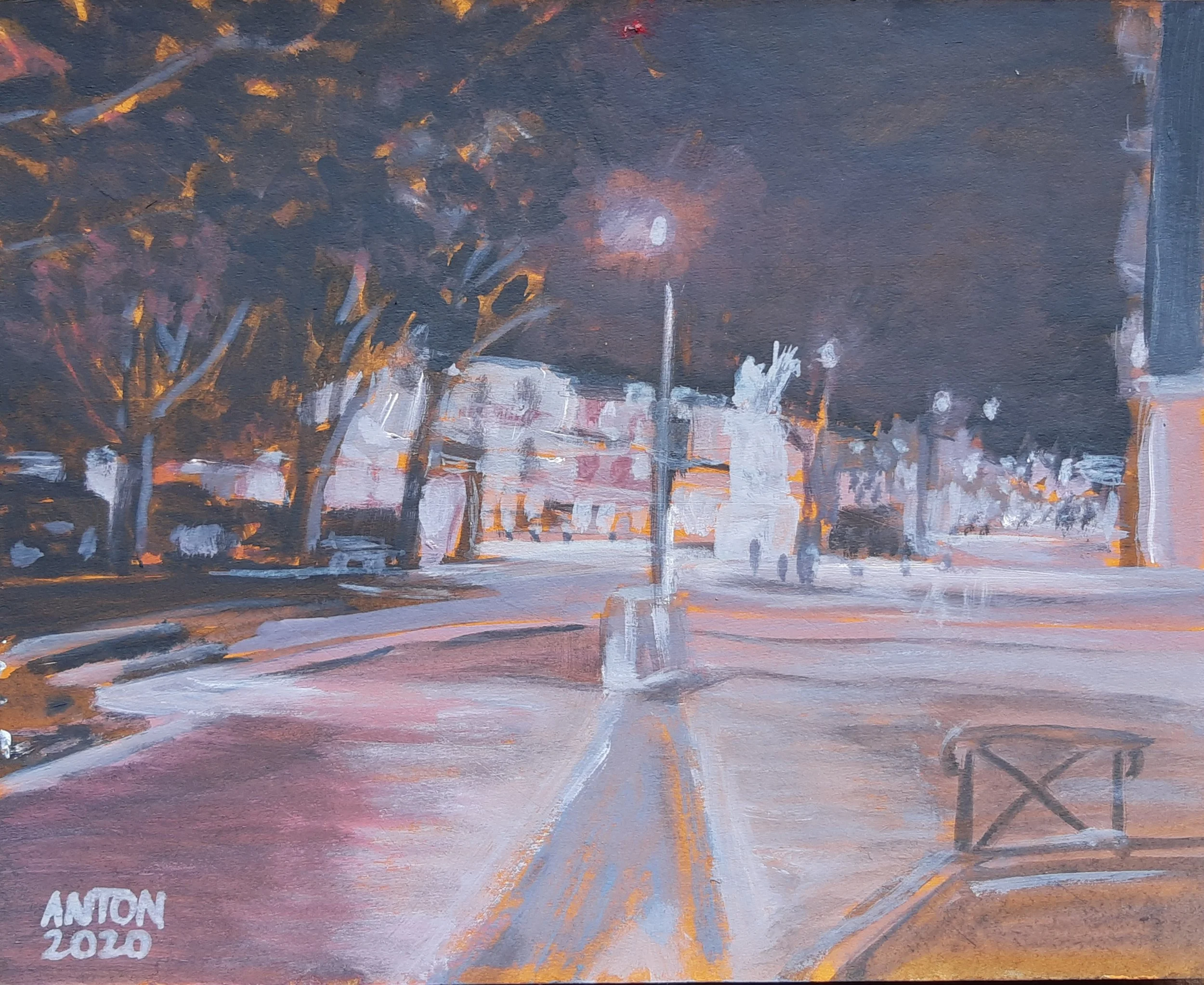 Une peinture représentant une scène urbaine nocturne avec des arbres, une allée éclairée par un lampadaire, des silhouettes de personnes et des bâtiments en arrière-plan. Signature 'ANTON 2020' en bas à gauche.