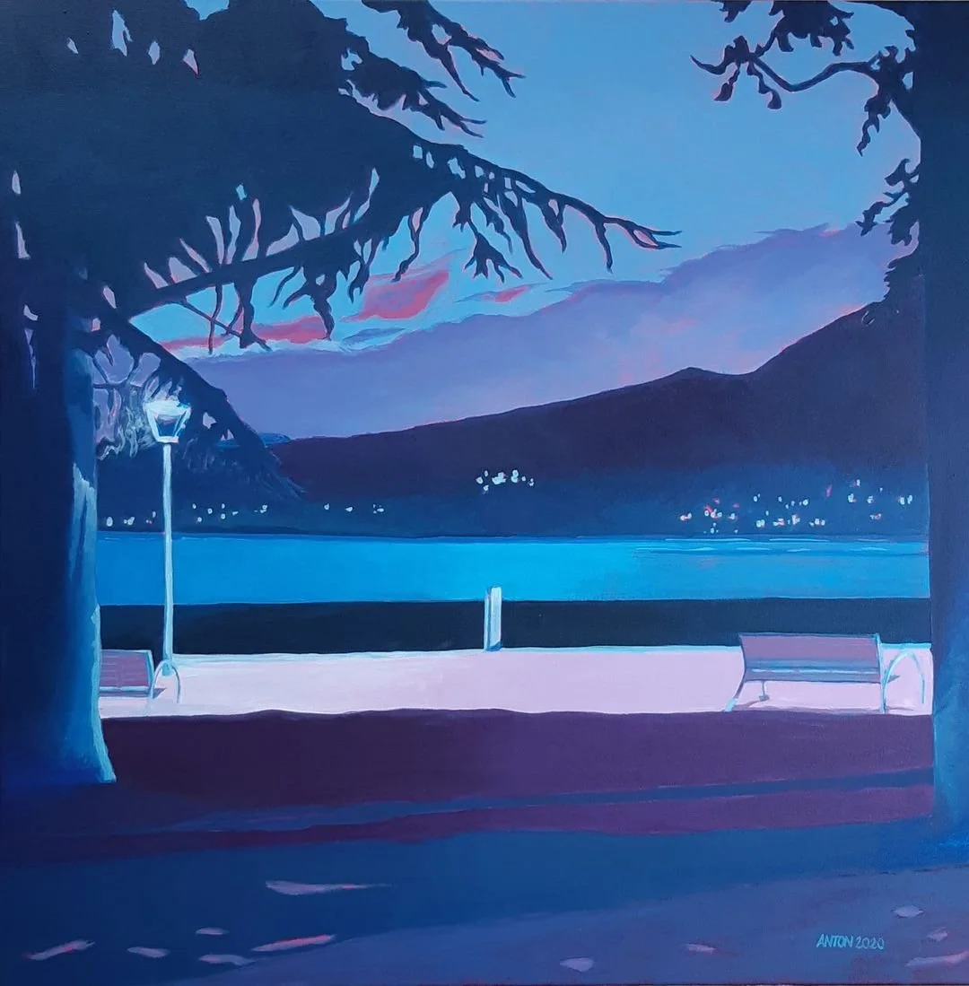 Peinture représentant une vue nocturne d'un lac avec des montagnes en arrière-plan, deux bancs, un lampadaire et des arbres en premier plan.