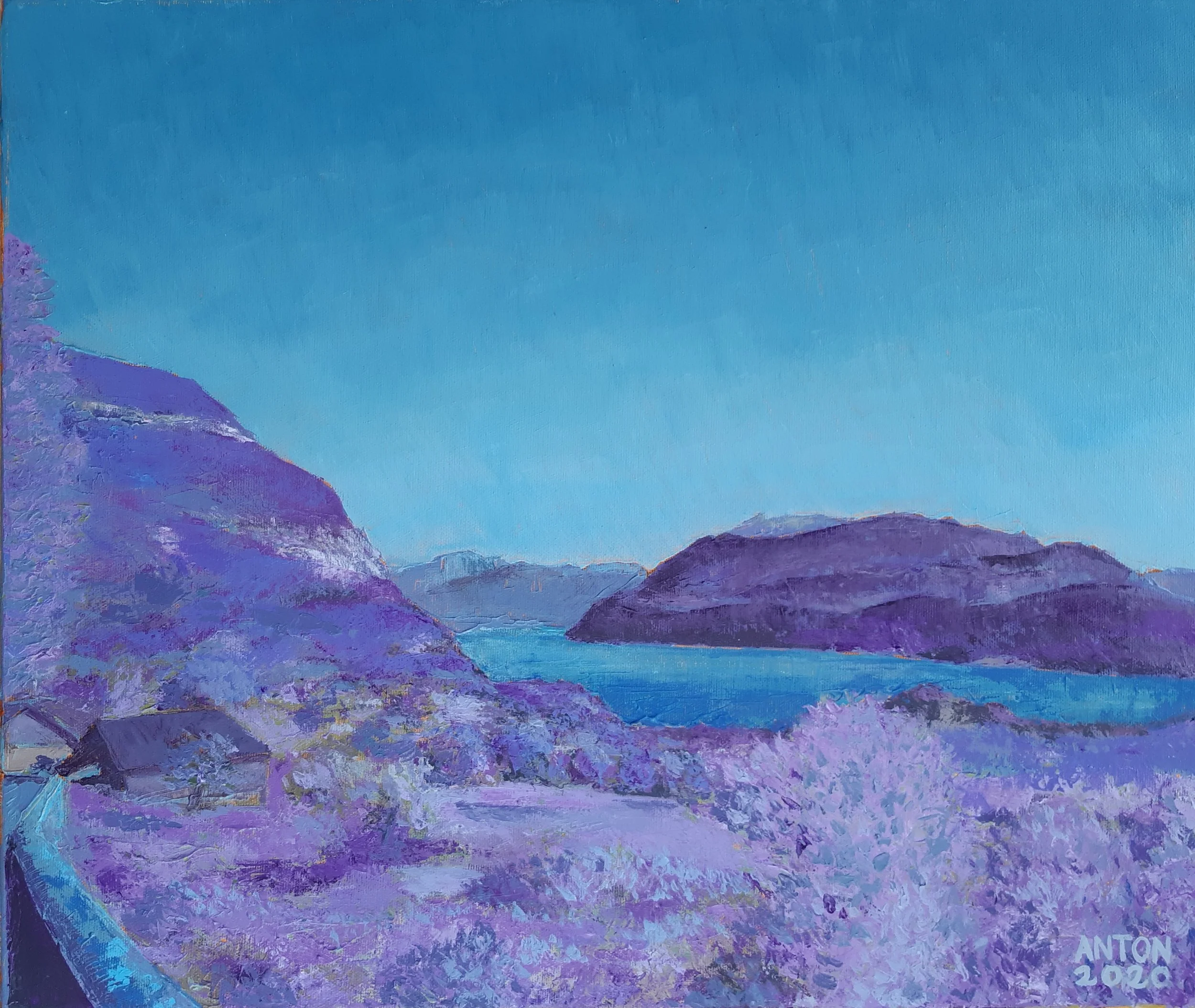 Peinture représentant un paysage de montagne avec des collines violettes, un lac bleu et un ciel bleu clair, signé par Anton en 2020.
