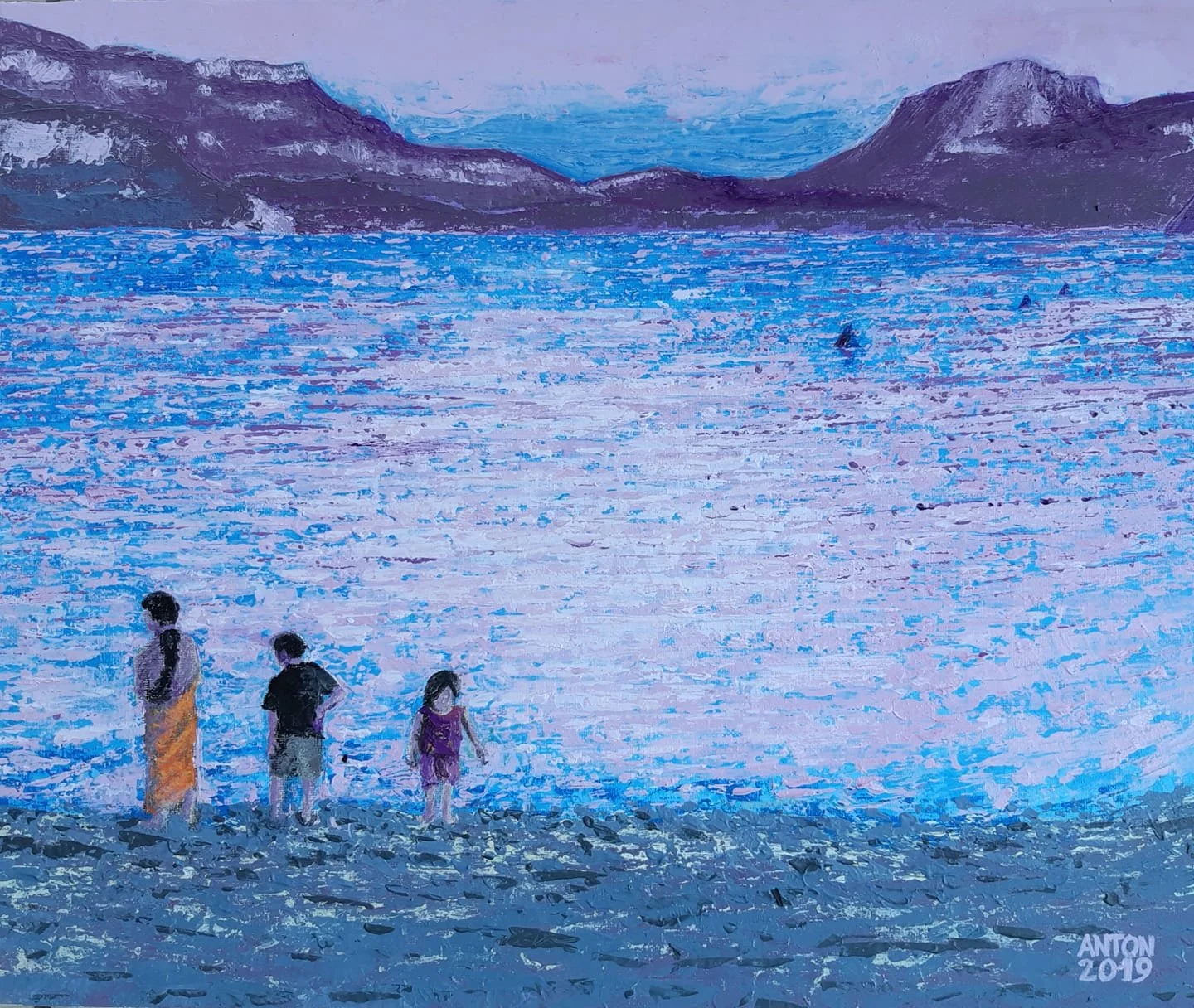 Une peinture représentant trois personnes, dont une probablement une femme et deux enfants, debout sur une plage regardant la mer. En arrière-plan, des montagnes et un ciel bleu clair.