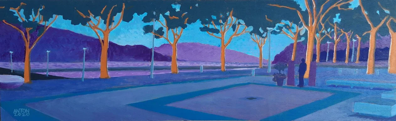 Une peinture représentant une promenade bordée d'arbres avec des montagnes en arrière-plan, en tons violets et bleus.